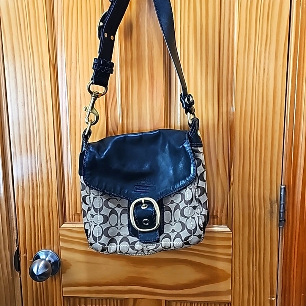 Coach Legacy Bleeker Bag is a must for all lovers of handbags!